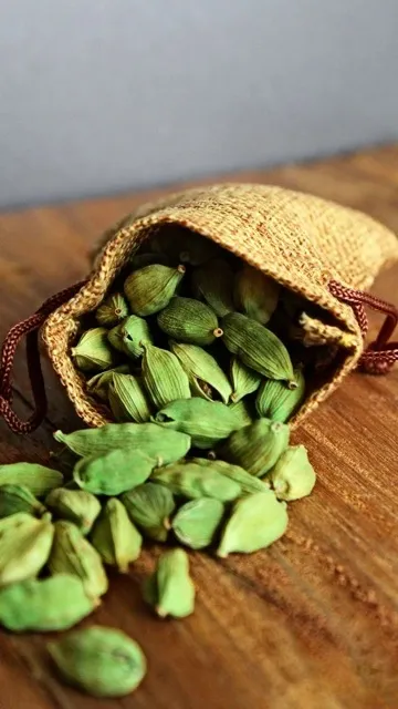 ब्लड प्रेशर से पाचन तक, जानें इलायची खाने के 12 बड़े फायदे